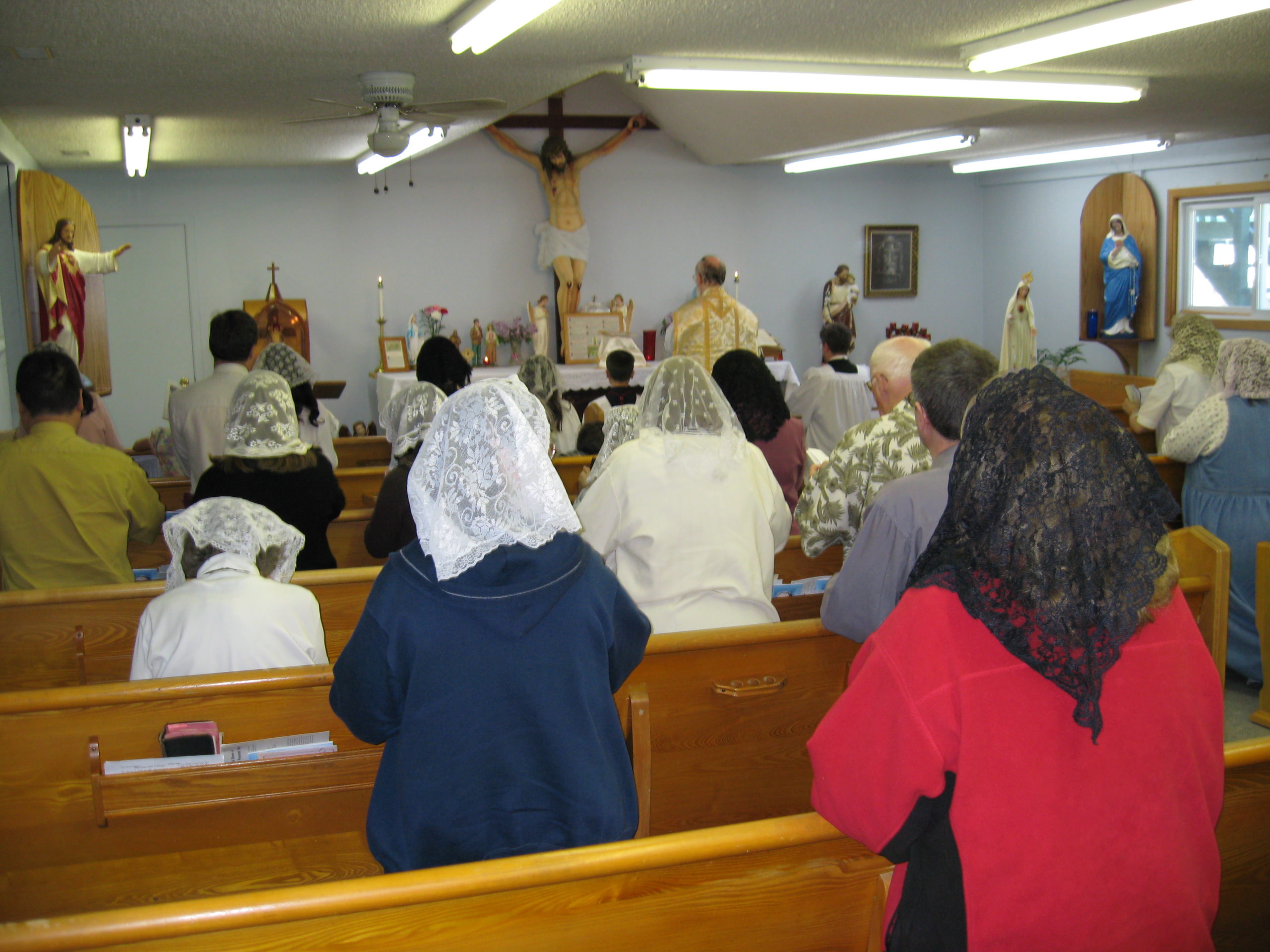 Picture of Father Gruner giving Mass